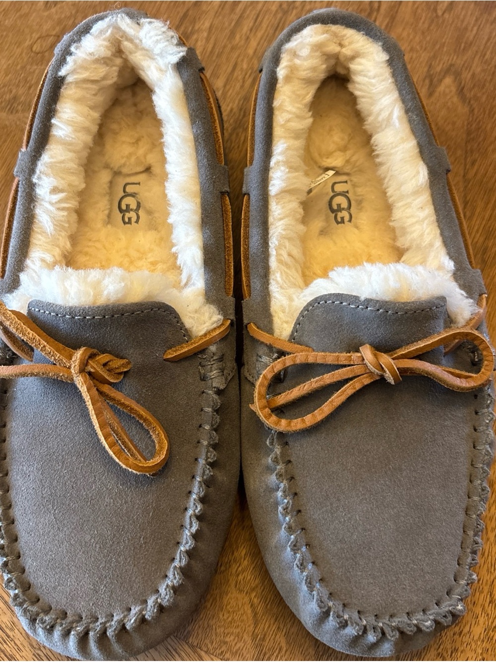 UGG Dakota Slippers Womens 8 Gray Suede Shearling Moccasin Shoes MINT